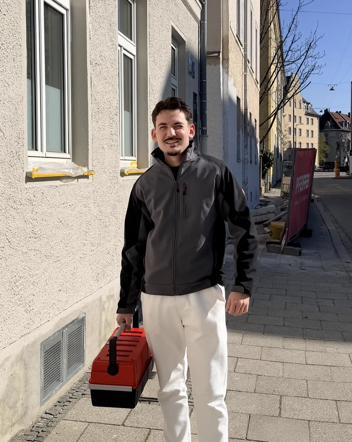 Lokaler Schlüsselnotdienst-Monteur mit Werkzeugkoffer in Landsberg am Lech